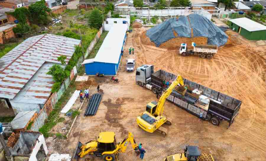 Obra da Orla do Quinze recebe insumos para serviços de estabilização da encosta do rio